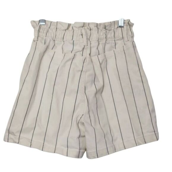 Time & Tru shorts paper bag pinstripe elastic waist cream black denim size 4 - Picture 2 of 5